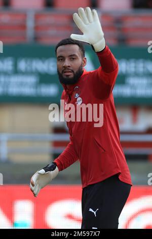 London, Großbritannien. 27. Dezember 2022. London, Großbritannien. 27. Dezember 2022. Lawrence Vigouroux von Leyton Orient schwingt beim EFL Sky Bet League 2-Spiel zwischen Leyton Orient und Stevenage im Matchroom Stadium, London, England am 27. Dezember 2022. Foto von Carlton Myrie. Nur redaktionelle Verwendung, Lizenz für kommerzielle Verwendung erforderlich. Keine Verwendung bei Wetten, Spielen oder Veröffentlichungen von Clubs/Ligen/Spielern. Kredit: UK Sports Pics Ltd/Alamy Live News Stockfoto