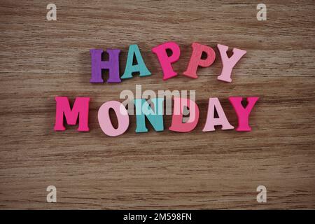 Farbenfrohe, fröhliche montags-Buchstaben auf Holzhintergrund Stockfoto