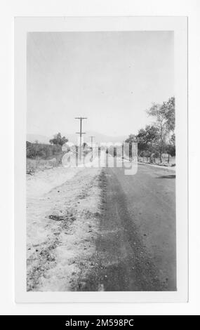 Originaltitel: „Soboba Res. - Die Straße ist geölt. Sta. 7+00 bis 20+00 Aug. 1936". 1936 - 1942. Pazifikregion (Riverside, Kalifornien). Fotodruck. Innenministerium. Büro für Indianerangelegenheiten. Missionsbehörde. 11/15/1920-6/17/1946. Fotos Stockfoto