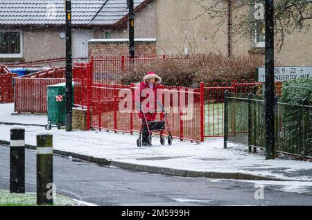 Dundee, Tayside, Schottland, Großbritannien. 27. Dezember 2022. Wetter in Großbritannien: Winter in Dundee, mit starkem Morgenschnee, der aufgrund eines Temperaturabfalls von 2 °C fällt. Einheimische und Autofahrer sind heute Morgen unterwegs, gefangen in den unerwarteten Schneefall. Kredit: Dundee Photographics/Alamy Live News Stockfoto