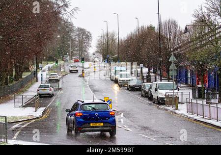 Dundee, Tayside, Schottland, Großbritannien. 27. Dezember 2022. Wetter in Großbritannien: Winter in Dundee, mit starkem Morgenschnee, der aufgrund eines Temperaturabfalls von 2 °C fällt. Einheimische und Autofahrer sind heute Morgen unterwegs, gefangen in den unerwarteten Schneefall. Kredit: Dundee Photographics/Alamy Live News Stockfoto