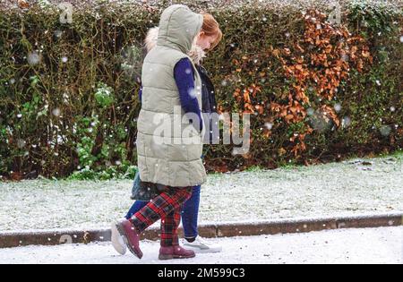 Dundee, Tayside, Schottland, Großbritannien. 27. Dezember 2022. Wetter in Großbritannien: Winter in Dundee, mit starkem Morgenschnee, der aufgrund eines Temperaturabfalls von 2 °C fällt. Einheimische und Autofahrer sind heute Morgen unterwegs, gefangen in den unerwarteten Schneefall. Kredit: Dundee Photographics/Alamy Live News Stockfoto