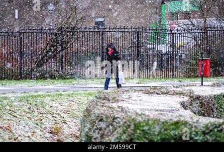 Dundee, Tayside, Schottland, Großbritannien. 27. Dezember 2022. Wetter in Großbritannien: Winter in Dundee, mit starkem Morgenschnee, der aufgrund eines Temperaturabfalls von 2 °C fällt. Einheimische und Autofahrer sind heute Morgen unterwegs, gefangen in den unerwarteten Schneefall. Kredit: Dundee Photographics/Alamy Live News Stockfoto