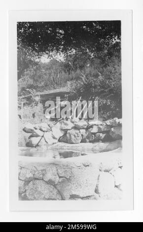 Originalüberschrift: „ECW - Los Coyotes - Blick auf den Wassertrog.“ 1936 - 1942. Pazifikregion (Riverside, Kalifornien). Fotodruck. Innenministerium. Büro für Indianerangelegenheiten. Missionsbehörde. 11/15/1920-6/17/1946. Fotos Stockfoto