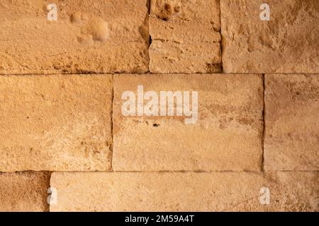 Überreste einer alten, handgefertigten Mauer. Grunge-Textur. Abstrakter Hintergrund. Stockfoto