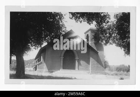 Originalunterschrift: 'Kirche'. 1936 - 1942. Pazifikregion (Riverside, Kalifornien). Fotodruck. Innenministerium. Büro für Indianerangelegenheiten. Missionsbehörde. 11/15/1920-6/17/1946. Fotos Stockfoto