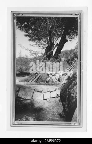 Originaltitel: "ECW - Los Coyotes - Spring Collecting Gallery Stock Trough." 1936 - 1942. Pazifikregion (Riverside, Kalifornien). Fotodruck. Innenministerium. Büro für Indianerangelegenheiten. Missionsbehörde. 11/15/1920-6/17/1946. Fotos Stockfoto