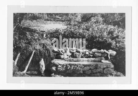 Originaltitel: "ECW - Los Coyotes - Spring Collecting Gallery Stock Trough." 1936 - 1942. Pazifikregion (Riverside, Kalifornien). Fotodruck. Innenministerium. Büro für Indianerangelegenheiten. Missionsbehörde. 11/15/1920-6/17/1946. Fotos Stockfoto