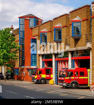 Feuerwehrstation mit Feuerwehrwagen, Islington, London UK Stockfoto