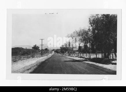 Originalüberschrift: „Oiled Road – Soboba Res. - Stas. - Nein. 0+00 bis 7+00'. 1936 - 1942. Pazifikregion (Riverside, Kalifornien). Fotodruck. Innenministerium. Büro für Indianerangelegenheiten. Missionsbehörde. 11/15/1920-6/17/1946. Fotos Stockfoto