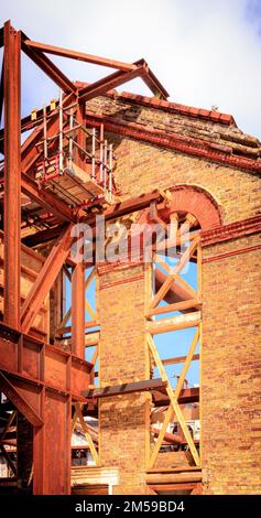 Fassaden viktorianischer Häuser mit Gerüsten, die auf den Wiederaufbau warten, London, England, Großbritannien. Stockfoto