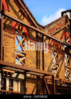 Fassaden viktorianischer Häuser mit Gerüsten, die auf den Wiederaufbau warten, London, England, Großbritannien. Stockfoto