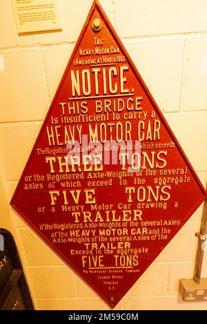 England, Sussex, Bluebell Railway, Sheffield Park Station, Bluebell Railway Museum, Vintage Bridge Weight Restriction Schild *** Lokale Beschriftung *** UK, Stockfoto