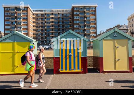 England, East Sussex, Brighton, Brighton Pride Parade, Hove, Paradenteilnehmer und Strandhütten *** Lokale Bildunterschrift *** England, East Sussex, Brighton, Br Stockfoto