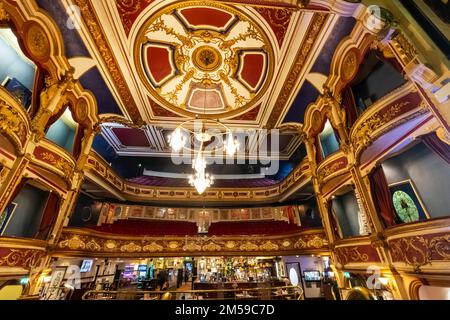 England, Kent, Tunbridge Wells, Innenansicht des Opera House Wetherspoon Pub *** Lokale Beschriftung *** UK,United Kingdom,Great Britain,Britain,Englan Stockfoto