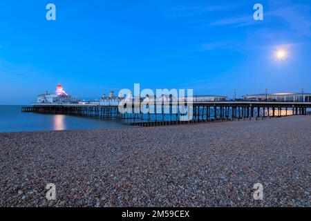 England, East Sussex, Eastbourne, Eastbourne Pier at Night *** Lokale Beschriftung *** Strand,Strände,Großbritannien,britisch,Kanal,Küste,Küste,East Sussex,East Stockfoto