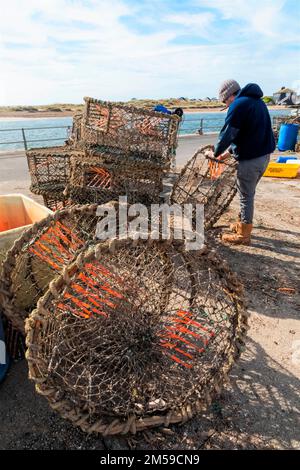 England, Dorset, Christchurch, Mudeford, Fisherman Repair Crab and Lobster nets *** Lokale Beschriftung *** UK,United Kingdom,Großbritannien,Britain,Engl Stockfoto