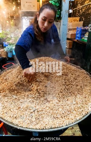 Borough Market, Woman Cooking Giant Rissoto, Southwark, London, England *** Lokale Beschriftung *** UK,United Kingdom,Großbritannien,England,English Stockfoto