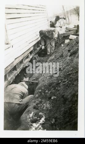 Vier Männer arbeiten an Thomas Heminger Home. 1920 - 1965. Central Plains Region (Kansas City, MO). Fotodruck. Innenministerium. Büro für Indianerangelegenheiten. Die Sisseton-Agentur. 9/17/1947-. Fotos Stockfoto