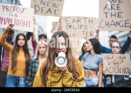 Proteste über den Klimawandel, Nahaufnahme eines jungen Gen Z-Mädchens mit Megaphon in der Hand und harter und entschlossener Ausdruck Stockfoto