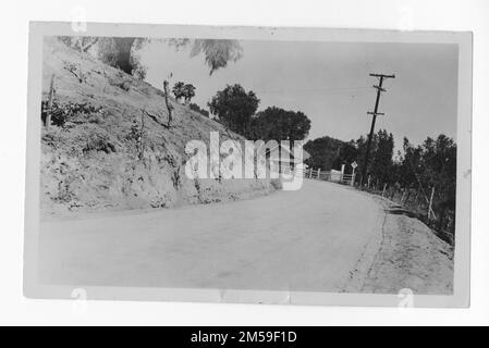 Originaltitel: „Soboba Res. - Geölte Straße vor dem Krankenhaus, 1936. August. 1936 - 1942. Pazifikregion (Riverside, Kalifornien). Fotodruck. Innenministerium. Büro für Indianerangelegenheiten. Missionsbehörde. 11/15/1920-6/17/1946. Fotos Stockfoto