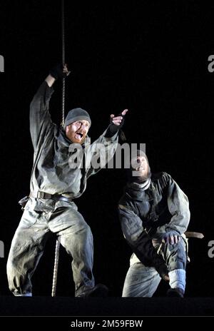 ANTARKTIS von David Young Design: Rae Smith Beleuchtung: Bruno Poet Director: Richard Rose l-r: Jason Flemyng (Browning), Ronan Vibert (Levick) Savoy Theatre, London WC2 09/10/2001 Stockfoto