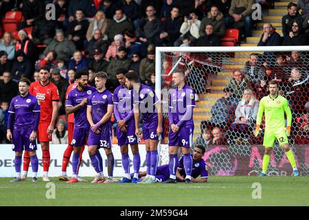 London, Großbritannien. 27. Dezember 2022. London, Großbritannien. 27. Dezember 2022. Der Stevenage FC bereitet sich auf einen Freistoß während des EFL Sky Bet League 2-Spiels zwischen Leyton Orient und Stevenage im Matchroom Stadium, London, England, am 27. Dezember 2022 vor. Foto von Carlton Myrie. Nur redaktionelle Verwendung, Lizenz für kommerzielle Verwendung erforderlich. Keine Verwendung bei Wetten, Spielen oder Veröffentlichungen von Clubs/Ligen/Spielern. Kredit: UK Sports Pics Ltd/Alamy Live News Stockfoto