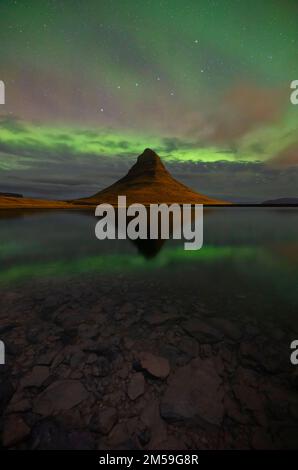 Nordlichter in Kirkjufell, Grundafjordur, Halbinsel Snaefellsnes, Vesturland Region, Island, Nordeuropa Stockfoto