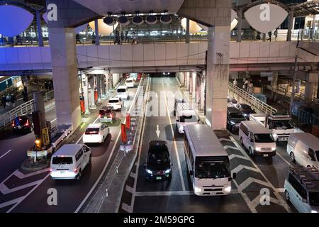 Tokio, Japan. 26. Dezember 2022. Autoverkehr auf einer urbanen Autobahn, die durch den Shibuya Bezirk von Tokio während der abendlichen Hauptverkehrszeit fährt. Verkehr, urbane Mobilität.Japan hat sich nach mehr als zwei Jahren Reiseverboten aufgrund der COVID-19-Pandemie vor kurzem wieder für den Tourismus geöffnet. Der Yen hat gegenüber dem US-Dollar stark abgeschrieben, was zu wirtschaftlichen Turbulenzen für den internationalen Handel und die japanische Wirtschaft geführt hat. Auch Japan erlebt derzeit täglich mehr als 100.000 neue COVID-19-Fälle, wobei Tokio etwa ein Fünftel der durch das SARS-CoV-2-Virus verursachten Fälle ausmacht. (Cr Stockfoto