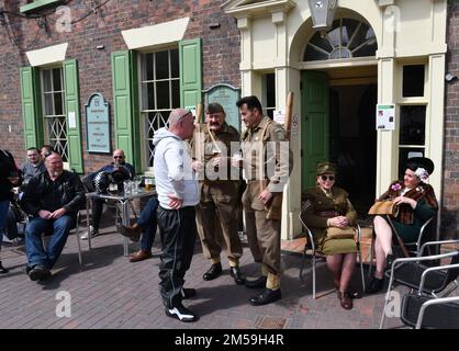 Die historische Stadt Ironbridge wurde dieses Wochenende an die 1940er erinnert, als zwei Nachbildungen des Weltkriegs aus ganz Großbritannien an der Wohltätigkeitsorganisation teilnahmen Stockfoto