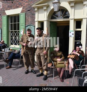 Die historische Stadt Ironbridge wurde dieses Wochenende an die 1940er erinnert, als zwei Nachbildungen des Weltkriegs aus ganz Großbritannien an der Wohltätigkeitsorganisation teilnahmen Stockfoto