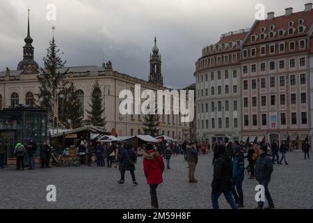 Dresden, Deutschland. 27. Dezember 2022. Die Menschen in Dresden, Deutschland, genießen die letzten Tage des Jahres am 27. Dezember 2022. Viele Weihnachtsmärkte sind bereits geschlossen, während andere bis Januar 2023 geöffnet bleiben. Dresden ist die Hauptstadt des Freistaates Sachsen und die 12. Größte Stadt Deutschlands. (Foto: Michael Kuenne/PRESSCOV/Sipa USA) Guthaben: SIPA USA/Alamy Live News Stockfoto