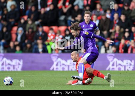 London, Großbritannien. 27. Dezember 2022. London, Großbritannien. 27. Dezember 2022. Jake Reeves aus Stevenage wird von Darren Pratley aus Leyton Orient während des EFL Sky Bet League 2-Spiels zwischen Leyton Orient und Stevenage am 27. Dezember 2022 im Matchroom Stadium, London, England, beschmutzt. Foto von Carlton Myrie. Nur redaktionelle Verwendung, Lizenz für kommerzielle Verwendung erforderlich. Keine Verwendung bei Wetten, Spielen oder Veröffentlichungen von Clubs/Ligen/Spielern. Kredit: UK Sports Pics Ltd/Alamy Live News Stockfoto