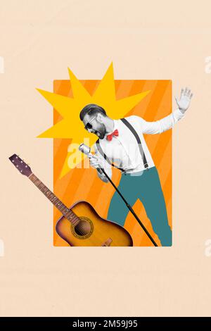 Vertikales Collagenbild eines aufgeregten Schwarzweiß-Effekt-Typen, der Mikrofonakustik-Gitarre singt, isoliert auf kreativem Hintergrund Stockfoto