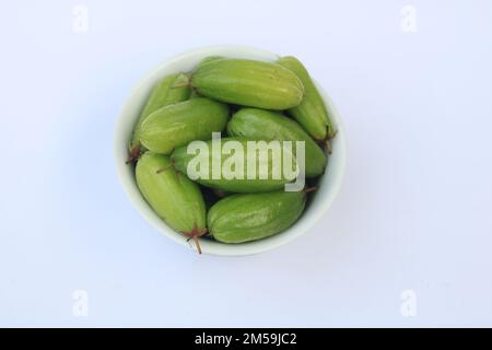 Averhoa bilimmende Früchte, isoliert auf weißem Hintergrund in der Schüssel. Stockfoto