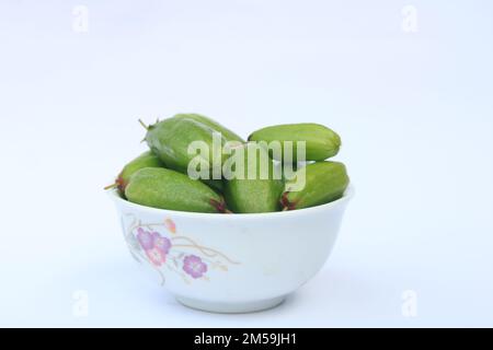 Bilimierende Früchte isoliert, Averhoa Bilimbi Schale auf weißem Hintergrund. Stockfoto