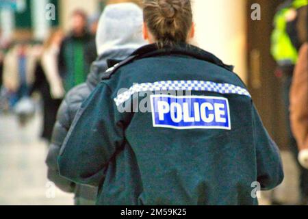 Glasgow, Schottland, Vereinigtes Königreich 27. Dezember 2022. Die Polizei befragt sich als Weihnachts-Bahnpassagiere im Hauptbahnhof, während sie die Weihnachts-Rückkehr und den Neujahrsausflug zwischen den Streiks überqueren. Credit Gerard Ferry/Alamy Live News Stockfoto