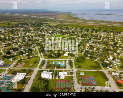 Drohnenfoto von hübschen Vierteln in Clewiston, Florida, USA Stockfoto