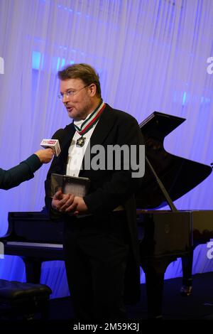 Tomasz Konieczny, polnischer Bariton, der mit einer Goldmedaille für Verdienste an Kultur verliehen wurde – Gloria Artis nach seinem Auftritt anlässlich seines 25-jährigen Jubiläums Stockfoto