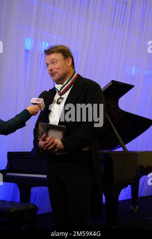 Tomasz Konieczny, polnischer Bariton, der mit einer Goldmedaille für Verdienste an Kultur verliehen wurde – Gloria Artis nach seinem Auftritt anlässlich seines 25-jährigen Jubiläums Stockfoto