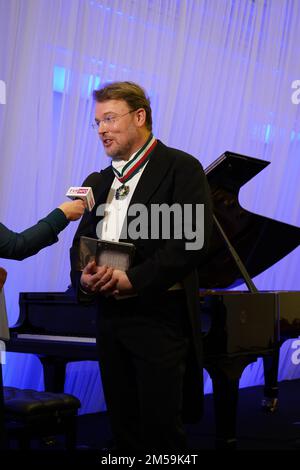 Tomasz Konieczny, polnischer Bariton, der mit einer Goldmedaille für Verdienste an Kultur verliehen wurde – Gloria Artis nach seinem Auftritt anlässlich seines 25-jährigen Jubiläums Stockfoto