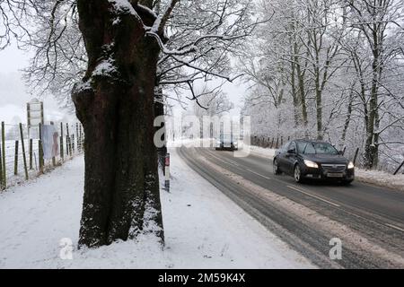 Callander, Schottland, Großbritannien. 27. Dezember 2022 Starker Schneefall auf dem A84, der schwierige Fahrbedingungen in und um Callander verursacht. Kredit: Craig Brown/Alamy Live News Stockfoto