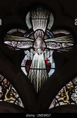 Buntglasfenster von Percy Bacon & Brothers mit einer weißen Taube, Symbol des Heiligen Geistes, St. Chard's Church, Bensham, Gateshead Stockfoto