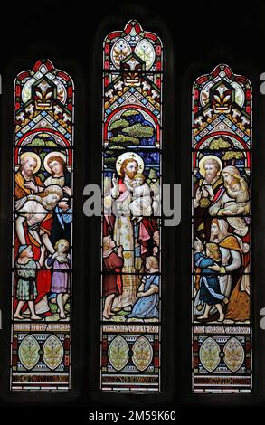 Buntglasfenster von John Hall und Söhnen mit Christus-Segen-Kindern, St. Wynwallow's Church, Landewednack, Cornwall Stockfoto