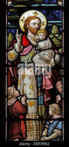 Buntglasfenster von John Hall und Söhnen mit Christus-Segen-Kindern, St. Wynwallow's Church, Landewednack, Cornwall Stockfoto