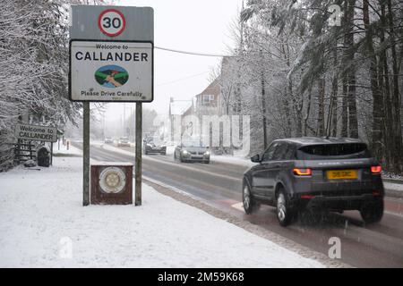 Callander, Schottland, Großbritannien. 27. Dezember 2022 Starker Schneefall auf der A84, der schwierige Fahrbedingungen in Callander verursacht, Schild „Willkommen bei Callander“. Kredit: Craig Brown/Alamy Live News Stockfoto