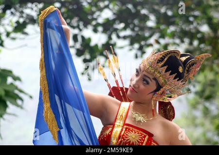 Porträt einer traditionellen Tänzerin in traditionellem javanischen Kleid Stockfoto