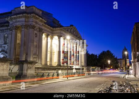 Light Trails und Blue Hour im Fitzwilliam Museum, Cambridge Stockfoto