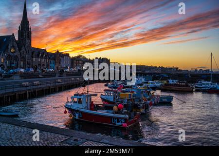 Fischerboote im Hafen von Newhaven bei Sonnenuntergang – Newhaven, Edinburgh, Schottland, Großbritannien Stockfoto