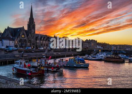 Fischerboote im Hafen von Newhaven bei Sonnenuntergang – Newhaven, Edinburgh, Schottland, Großbritannien Stockfoto